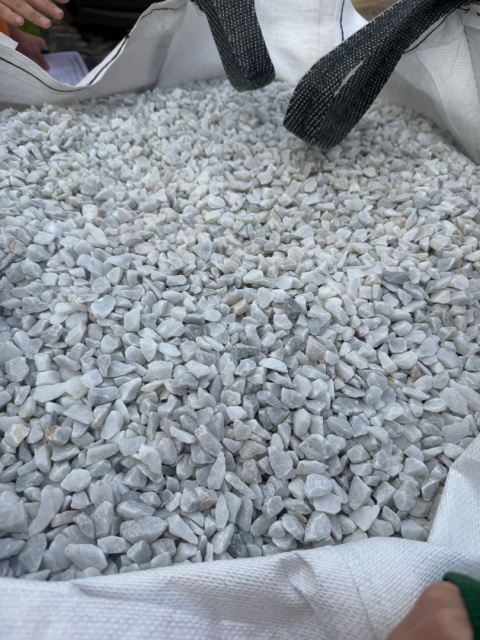 Grys Bianco Carrara kamień ozdobny ogrodowy biały 16-22 25kg worek
